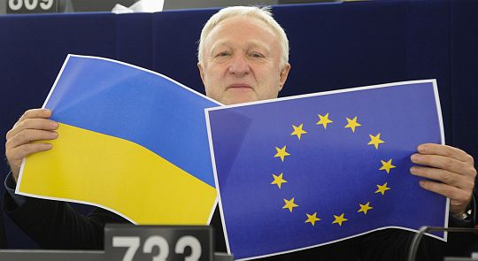 131212 Werner Flagge EU und Ukraine